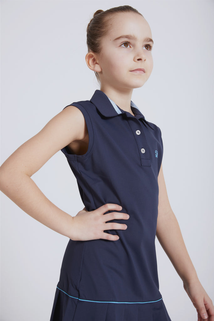 Mädchen im Polo-Kleid in navy blau