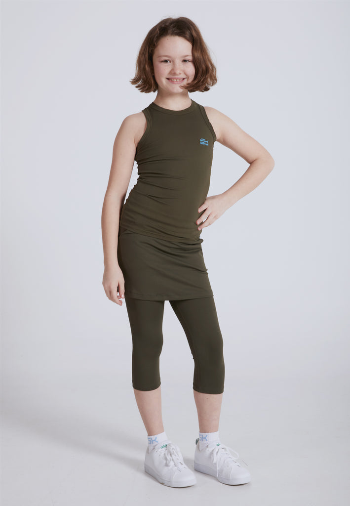 Mädchen lacht in khaki farbener Sportmode